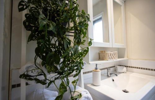 Sunnyside Apartment | Trendy Kensington 3 min Walk Backyard AC Garage