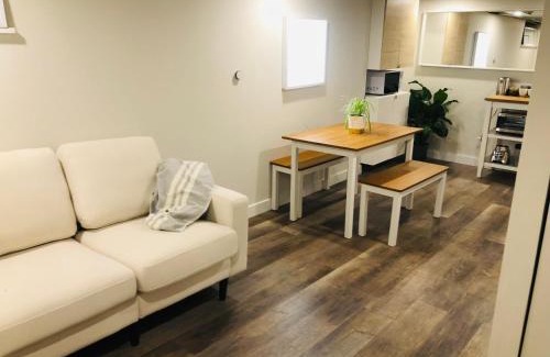 Sunnyside Apartment | Trendy Kensington 3 min Walk Backyard AC Garage