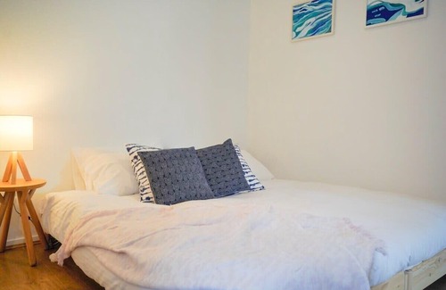 Port Melbourne Apartment | Trendy Modern 2BD Apartment Close to Beach & City