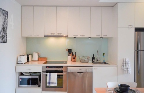 Port Melbourne Apartment | Trendy Modern 2BD Apartment Close to Beach & City