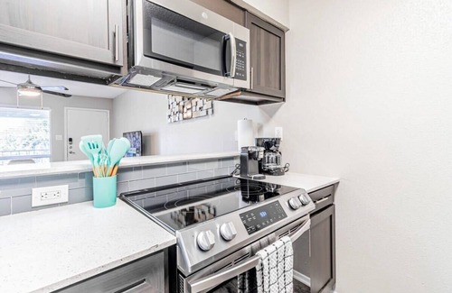 Dawson Apartment | Trendy SoCo 1BR suite, king bed, fast WiFi
