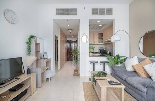 Discovery Gardens Apartment | Trendy Studio with fitted kitchen in Discovery Gardens