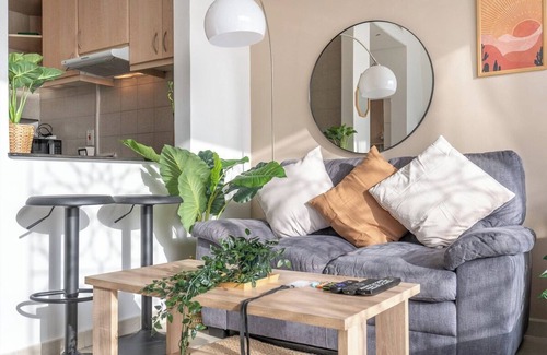 Discovery Gardens Apartment | Trendy Studio with fitted kitchen in Discovery Gardens