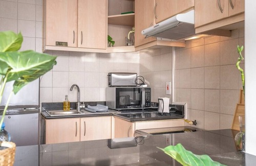 Discovery Gardens Apartment | Trendy Studio with fitted kitchen in Discovery Gardens