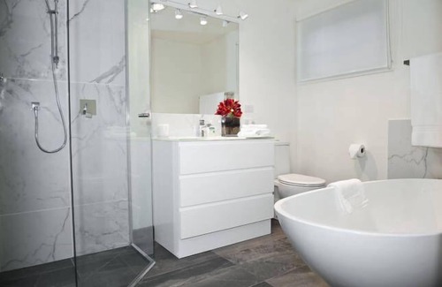 Trentham Bed & Breakfast | Trentham Lake Villas - Lake View