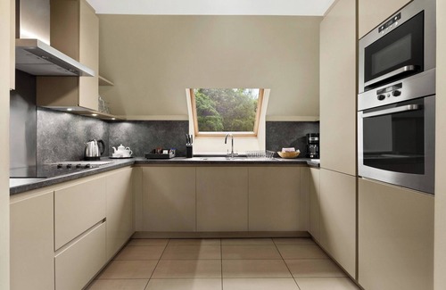 Par Hotel | Trenython Manor