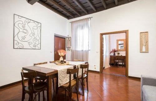 Rione IV Campo Marzio Apartment | Trevi Fountain House Deluxe