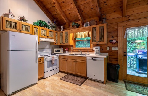 Banner Elk Cabin | Trillium - Cozy Honeymoon Romantic Cabin with Hot Tub on Dutch Creek in Valle Crucis!