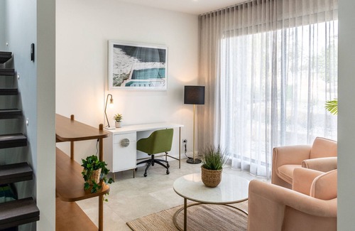 Morisset Park House | Trinity Point Drive: Residence in the heart of Trinity Point with stunning inground swimming pool