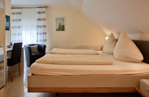 Leiwen Bed & Breakfast | Triple room, room 2 - Gästehaus Alexanderhof