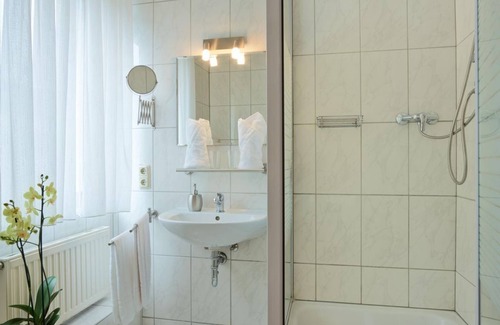 Leiwen Bed & Breakfast | Triple room, room 2 - Gästehaus Alexanderhof