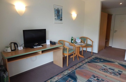 Gerolstein House | Triple room shower/toilet - Am Brunnenplatz, Hotel Garni