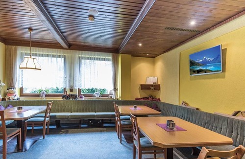 Heiligenblut Cottage | Triple room with shower/WC, satellite TV - Pension Bäuerle