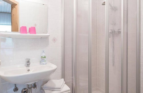 Heiligenblut Cottage | Triple room with shower/WC, satellite TV - Pension Bäuerle