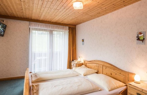 Heiligenblut Cottage | Triple room with shower/WC, satellite TV - Pension Bäuerle