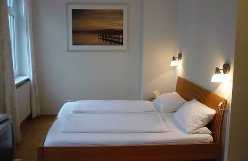 Unterwiehre-Nord House | Triple room with shower and WC