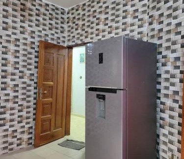 Porto-Novo Apartment | trois chambres et salon avec balcon à Porto Novo