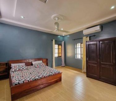 Porto-Novo Apartment | trois chambres et salon avec balcon à Porto Novo