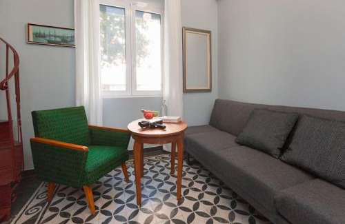 Petralona Apartment | Troon of Athens House