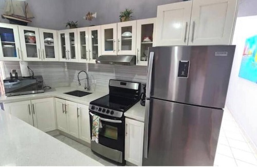 Barrio Santa Lucia Apartment | Tropical Bliss: 3-Bed Condo - 1 Block to the Beach