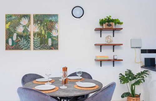 Woolner Apartment | Tropical Bliss in Woolner