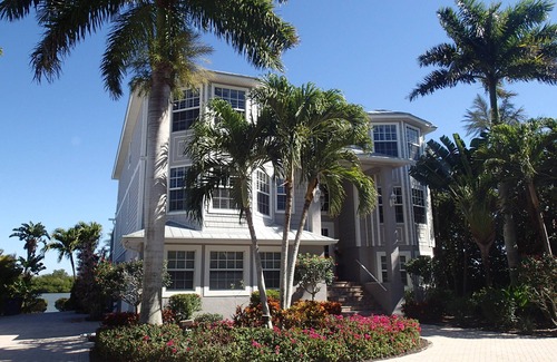 Mid Island House | Tropical breezes, dolphins, sea birds, fragrant flowers, and expansive bay views