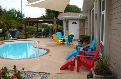 Vero Beach House | Tropical Breeze 🌞Heat Pool ✅Wifi ✅Fenced ✅Boat/RV Park ✅Kayak Bikes ✅Near Beach