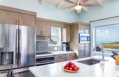 Ocean Point Ski Chalet | Tropical Chalk Sound Cottage with Pool and Kayak!