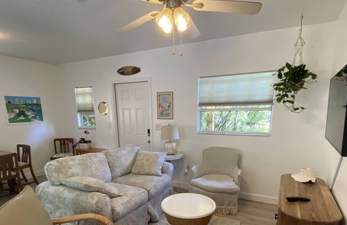 Alta Vista House | Tropical garden home-walk to downtown, 5 minutes to beaches, DOG friendly