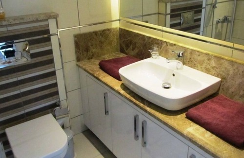 Side Apartment | TROPICAL GARDENS 2 BED 2ND FLOOR HOME