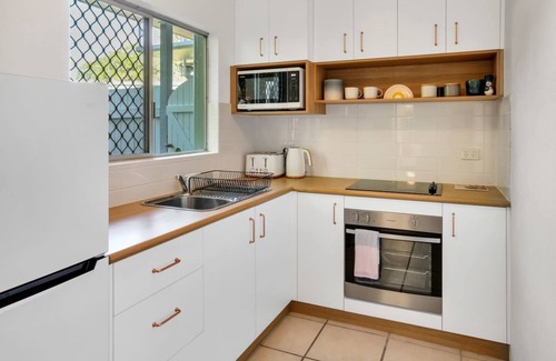Parramatta Park Apartment | Tropical Getaway with Surfer Vibes – Cosy, Stylish 1-Bedroom Apartment