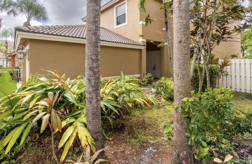 Villages of Palm Beach Lakes Villa | Tropical Getaway in West Palm Beach w/ private pool ~10 mins away from the beach