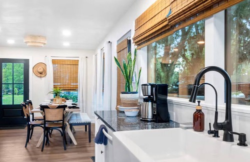 Inverness House | Tropical Lake Getaway - A Peaceful, Secluded 2-bedroom retreat