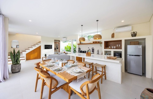 Munggu Villa | Tropical Luxe Villa. Walk to Beach, Ricefield View