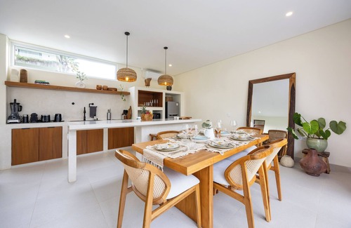 Munggu Villa | Tropical Luxe Villa. Walk to Beach, Ricefield View