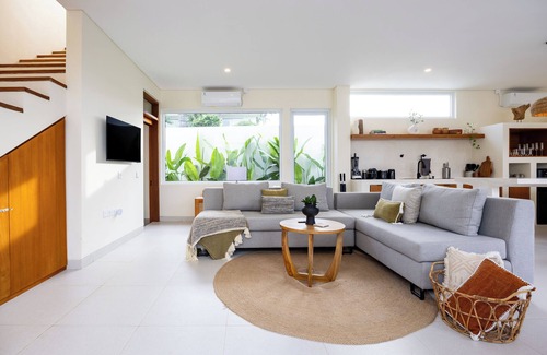 Munggu Villa | Tropical Luxe Villa. Walk to Beach, Ricefield View