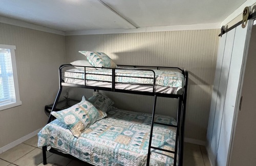 Colonial Manor House | Tropical Manor is close to Tarpon springs sponge docks, beaches, parks and more