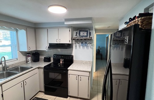 Colonial Manor House | Tropical Manor is close to Tarpon springs sponge docks, beaches, parks and more