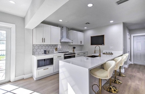 Central Fort Lauderdale House | Tropical Oasis Retreat - Private yard w Pool, Fire Pit -15 mins to beach!