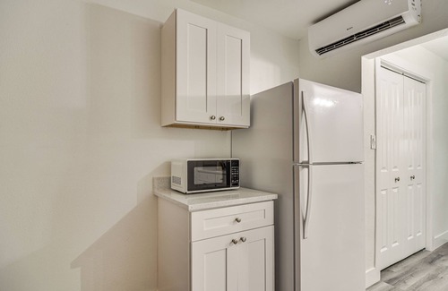 Pass-a-Grille Historic District Apartment | Tropical Pass-a-grille Gem w/Direct Beach Access!