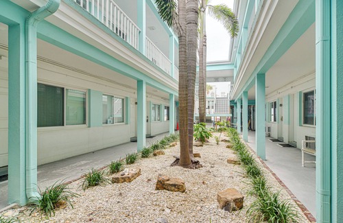 Pass-a-Grille Historic District Apartment | Tropical Pass-a-grille Gem w/Direct Beach Access!