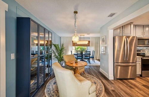 Tarpon Springs House | Tropical Pool Retreat in Tarpon Springs