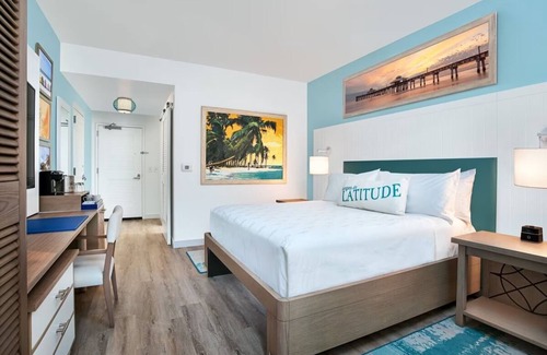 Fort Myers Beach Resort | Tropical Poolside Stay w/Outdoor Pool and Ocean Views Near Fort Myers Beach