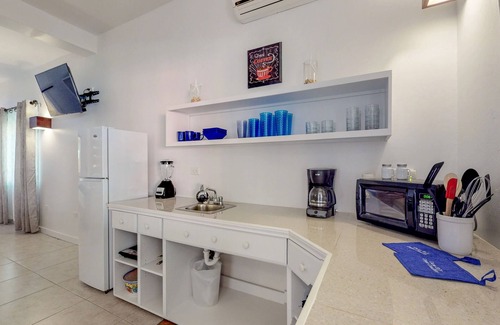 Caye Caulker Apartment | Tropical studio with partial AC & WiFi - 5 minutes to water taxis and the beach