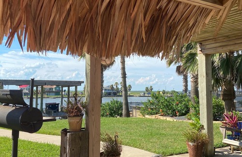 Cedar Lane House | Tropical Vibes