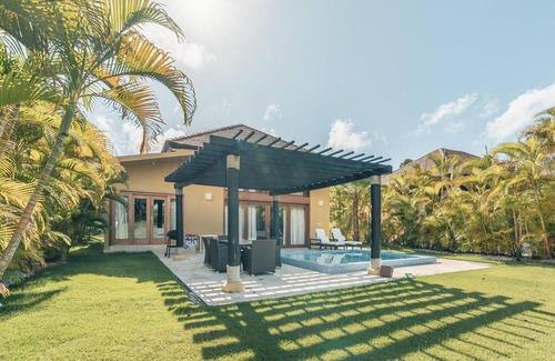 Punta Cana Villa | Tropical villa with pool at Green Village B843