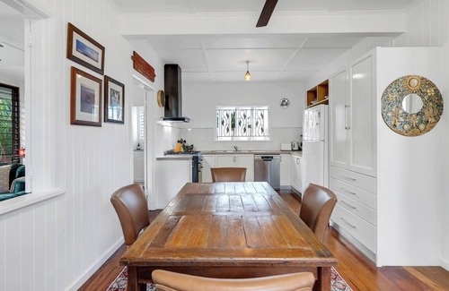 Edge Hill Cottage | Tropicana Cottage Eclectic Poolside Haven near CBD