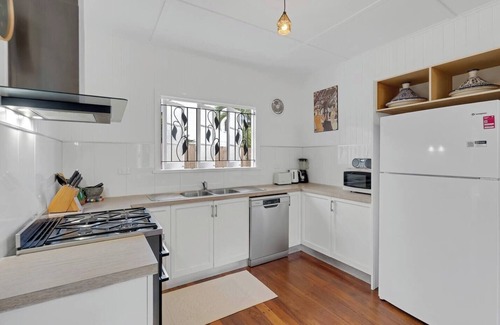 Edge Hill Cottage | Tropicana Cottage Eclectic Poolside Haven near CBD