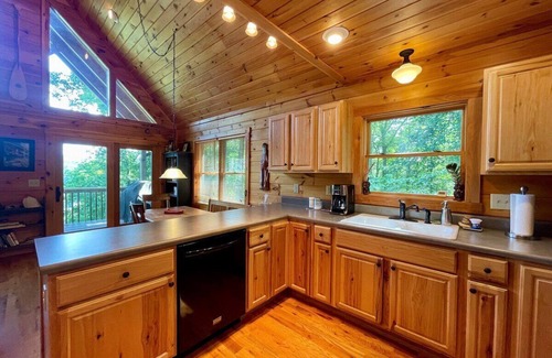 Lansing Cabin | Trout Lily Cabin - Lansing, NC