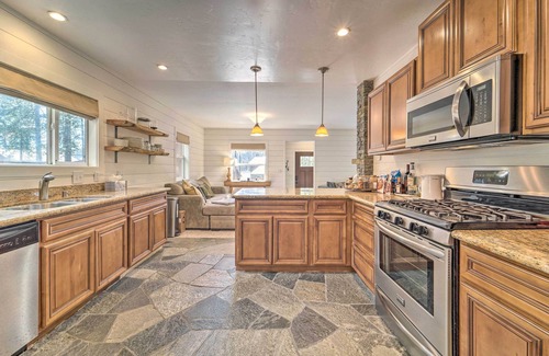 Truckee Cottage | Truckee Cottage w/Fenced Yard & Lake Donner Views